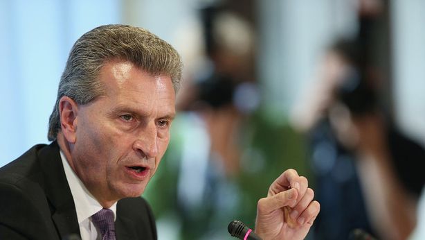 Oettinger: “Italia dà 20 miliardi all’Ue? Una farsa”