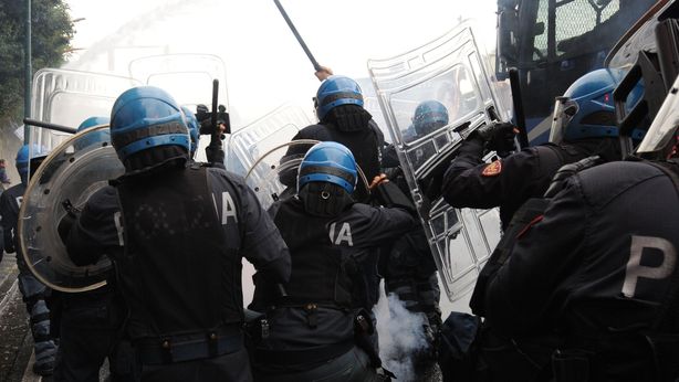 Corteo anti Renzi, scoppia guerriglia a Napoli