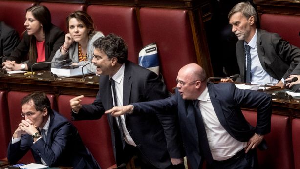 Baruffa in aula: deputato M5S mima le manette, PD: “fascista” (VIDEO)