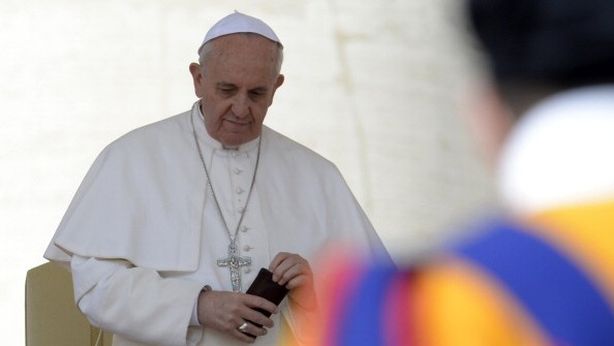 Papa Francesco sotto tiro. Circondato da sciacalli