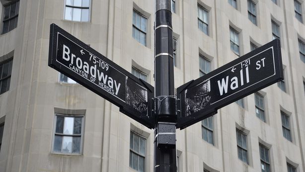 Wall Street: avvio cauto, sale Walmart dopo i conti