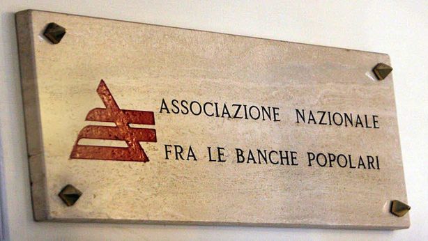 Borsa Milano in calo. Petrolio -4,5%, dubbi su prestito ponte Grecia