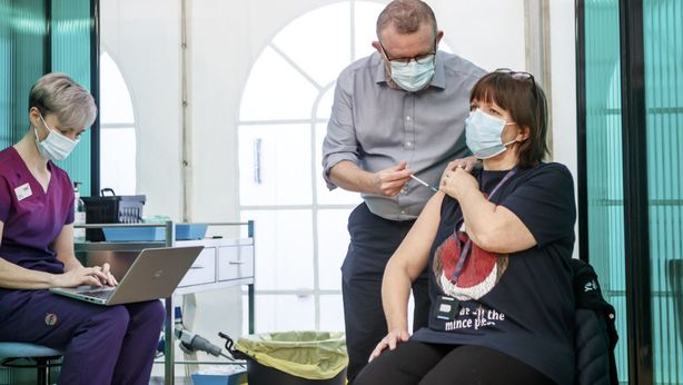 Covid: ecco il piano vaccinale in Italia. Conte: “Escludo obbligo”