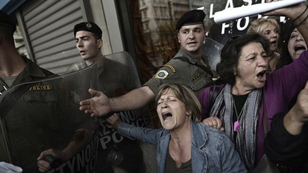 Greci alla troika: “prendete il vostro salvataggio e andatevene”