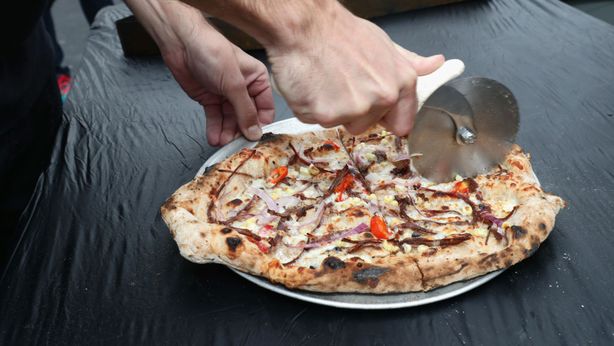 A Sassari si mangia la pizza più salata d’Italia: con coperto e bibita si arriva a 14,11 euro