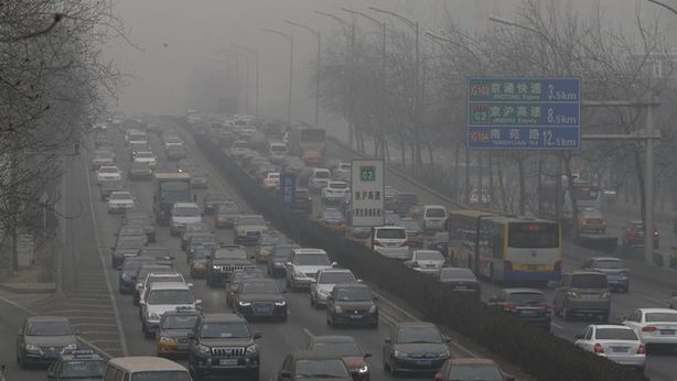 Smog: a Pechino non si vede più nulla, Cina si converte all’energia verde