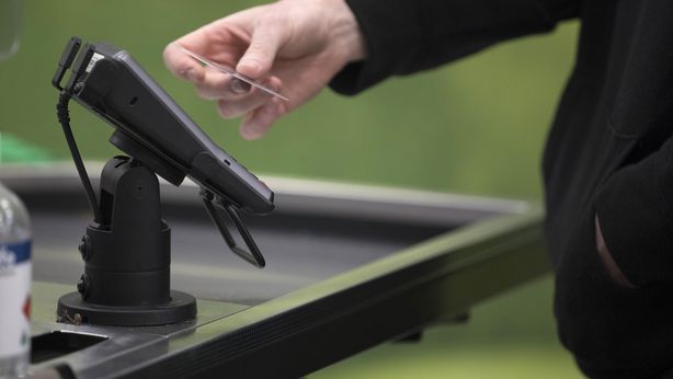 Carta di credito, consumi record per gli americani. Oltre mille miliardi di dollari