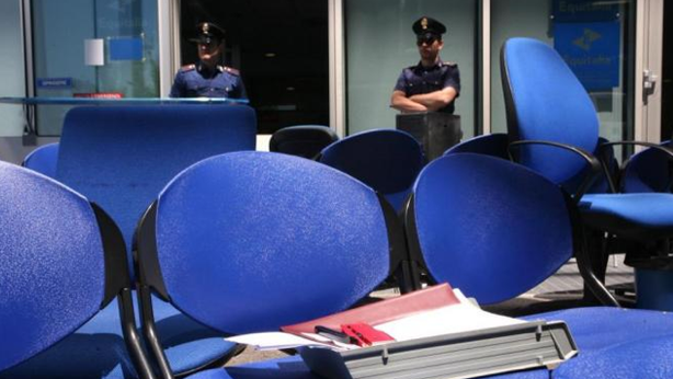 Assalto a Equitalia al coro di “Licenziamo Monti”