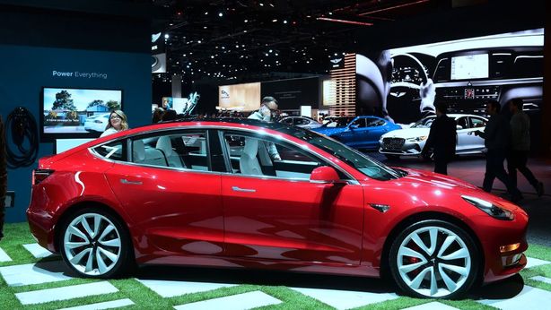 Tesla: il titolo consolida a 715 dollari, cosa pensano gli analisti
