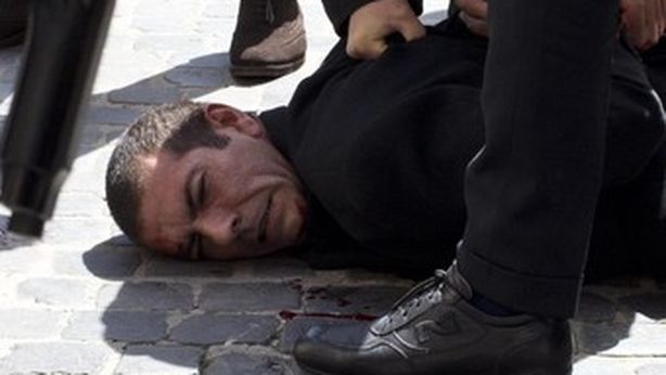 Spari a Palazzo Chigi, feriti due carabinieri. L’attentatore: “Puntavo a colpire i politici”