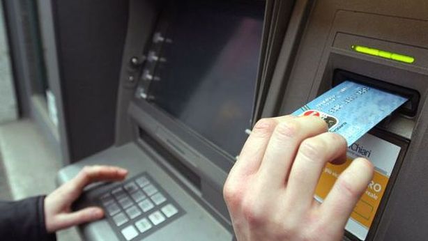 Bancomat “natalizio”, eroga pezzi da 100 anziché da 10