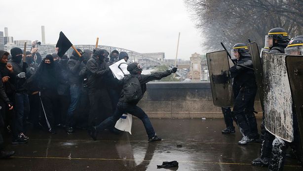 Francia, un altro giorno di guerriglia urbana contro la riforma del lavoro