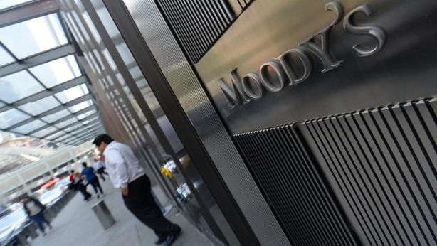 Moody’s declassa rating Coinbase dopo azione legale SEC