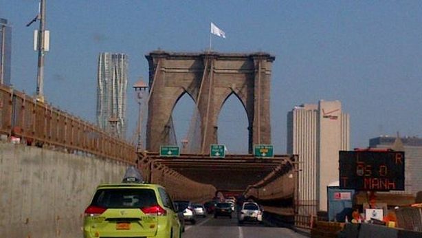 Misteriose bandiere bianche sventolano sul ponte di Brooklyn