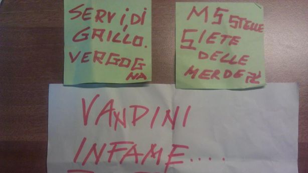 Minacce naziste al Movimento 5 stelle, “servi di Grillo”