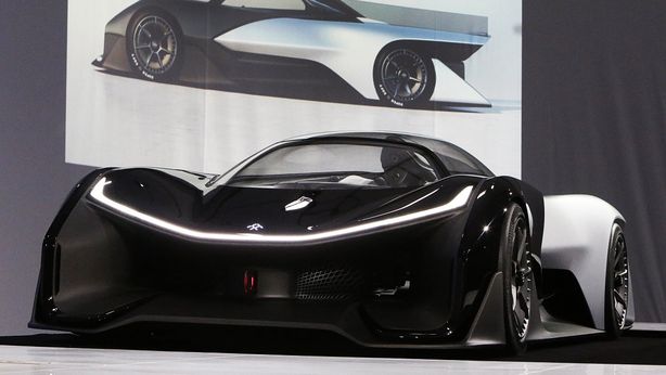 Svelata l’auto del futuro, è una Batmobile non inquinante