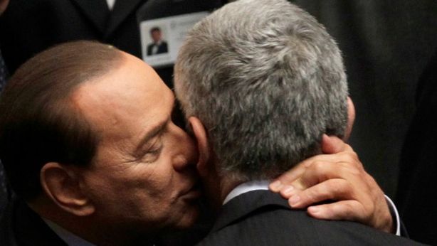 Cosa non si fa per il potere. Casini, l’ultimo voltafaccia per far vincere Berlusconi