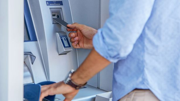 Conti correnti, costi annui su a 101 euro. Più cari anche quelli online