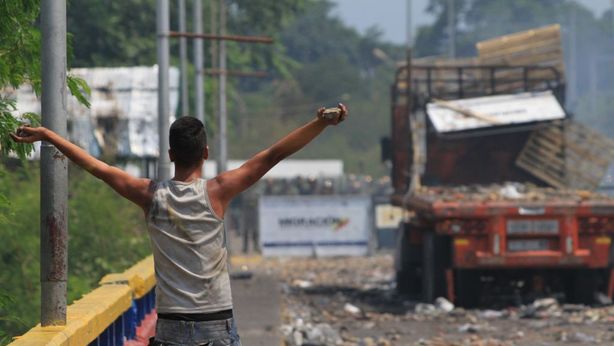 Venezuela ancora nel caos: Maduro brucia aiuti umanitari