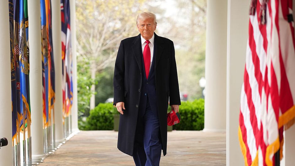 Trump propone di abolire le trimestrali: “Meglio bilanci semestrali per le aziende”