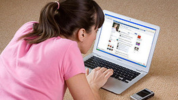 Facebook generatore di invidia, chi guarda i profili è meno soddisfatto