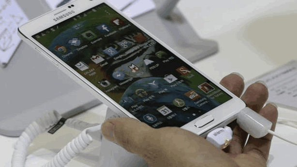Inflazione, stangata su telefonia fissa e mobile. Tutti gli aumenti