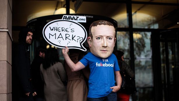 Facebook e fake news, politici UK: “gangster digitale”