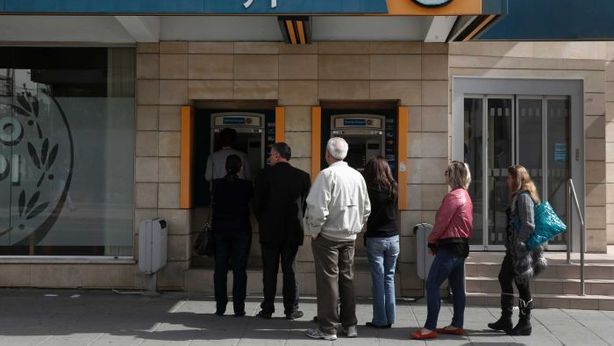 Cipro: continua emorragia di depositi dalle banche