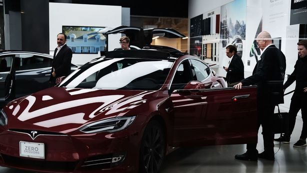 Tesla, centrati obiettivi Model 3. Titolo volatile
