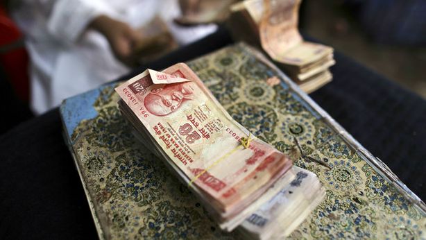 Borsa Milano chiude piatta dopo sell off. Euro sotto $1,35