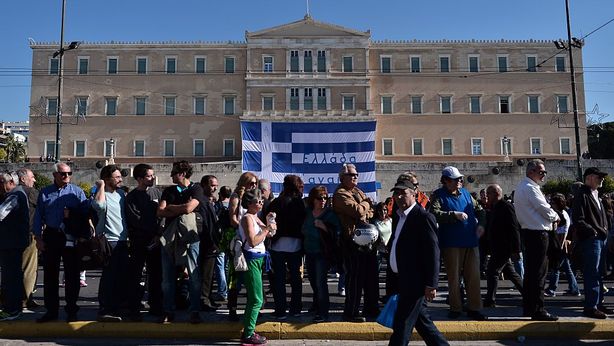 Grexit: Fmi parteciperà al terzo salvataggio. Tspiras sempre meno popolare