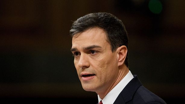 Spagna: si pulisce mani dopo aver toccato immigrati, scandalo su Pedro Sanchez