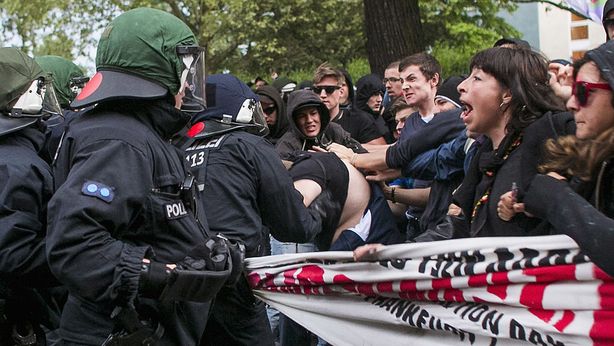 Germania, esplode rivolta civile contro la polizia