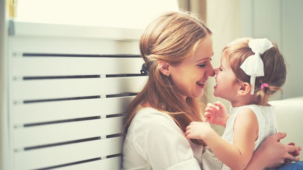 Fare la mamma, ecco quanto andrebbe pagato ogni anno questo “lavoro”
