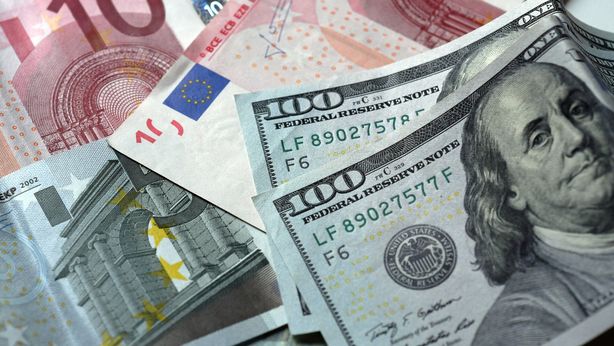 L’euro tocca la parità sul dollaro (poi risale). Ma la discesa non è finita