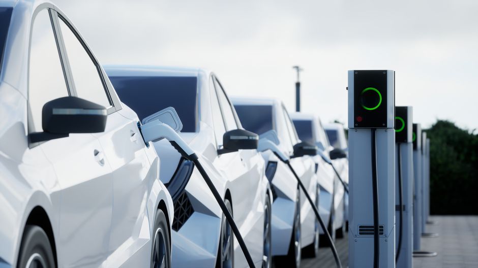 Immatricolazioni Acea: vendite aumentano per il terzo mese consecutivo con spinta elettrico