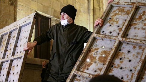 Georgia, proteste di piazza e irruzione in Parlamento. Ecco perchè