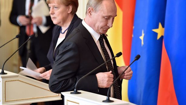 Merkel minaccia: Nato rafforzerà presenza al confine con la Russia
