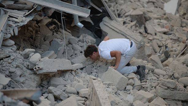 Terremoto devasta centro Italia: cresce bilancio vittime. “Amatrice non esiste più”