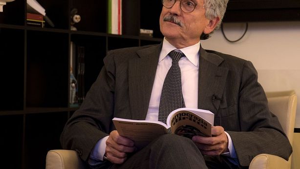 Renzi pronto a sfiduciare governo. D’Alema: se lo fa, scissione PD