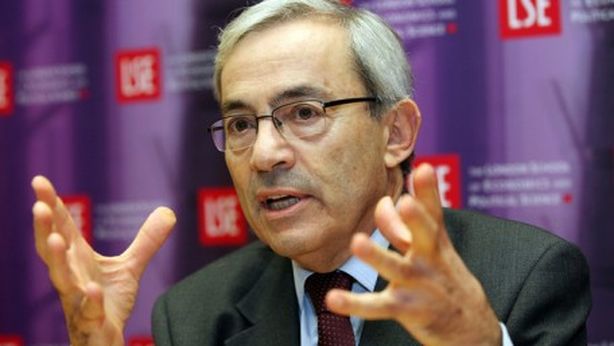 Premio Nobel: “Via dall’euro al più presto”