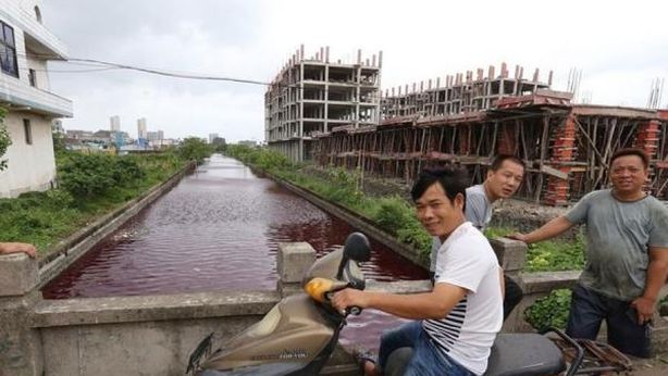 Cina: fiume si colora di rosso sangue
