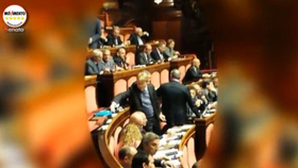 Politica marcia: M5S filma i ‘pianisti’ degli altri partiti