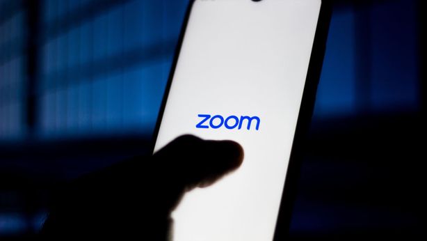Zoom licenzia il 15% dei dipendenti. Cosa sta succedendo