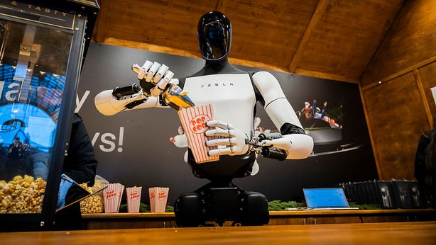 Tesla, Musk accelera sugli umanoidi: “Robot Optimus in vendita entro il 2027”