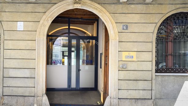 Portafogli gestiti da intermediari ai massimi storici: crescita trainata da titoli di Stato, azioni e fondi