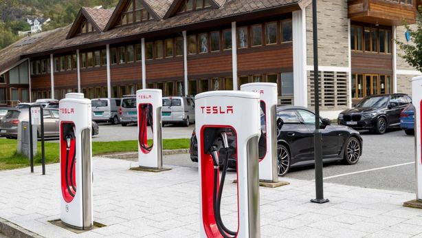 Auto: Norvegia, primo Paese che completerà la transizione all’elettrico