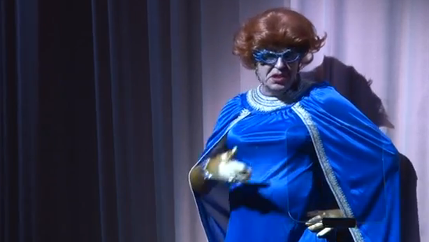 Numero uno ABN Amro travestito da donna per i dipendenti prende in giro banksters