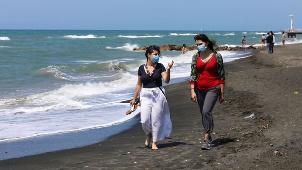 Covid-19, spiaggia solo su prenotazione: più di 1 italiano su 2 è favorevole