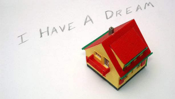Il mercato immobiliare riparte, ma prezzi ancora giù nel 2015
